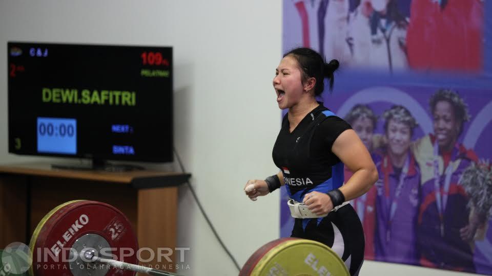 Lifter putri Indonesia, Rewi Safitri berhasil melakukan angkatan pada seleksi jelang Olimpiade Rio de Janeiro 2016.